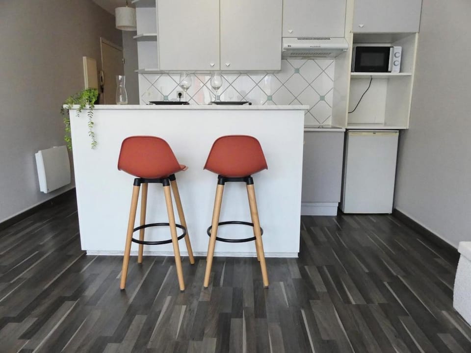 Kitchen or kitchenette, Dining area, minibar, stove