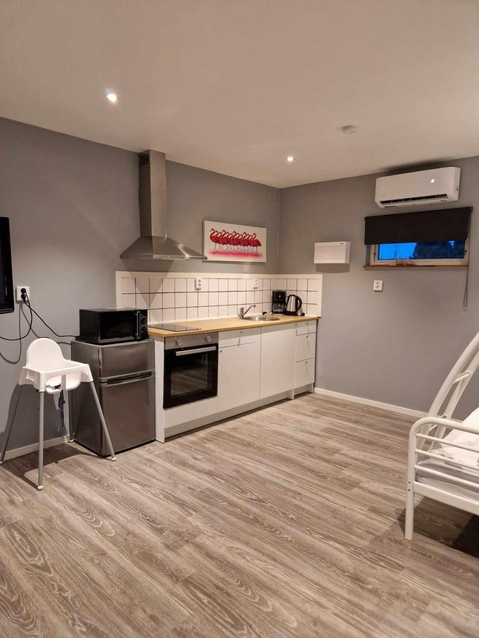 Kitchen or kitchenette, oven, stove