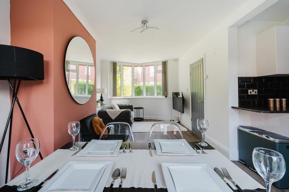 Communal lounge/ TV room, TV and multimedia, Living room, Seating area, Dining area, Dinner, Parking, furniture, heating, heating, internet, microwave, laundry, washing machine, washing machine