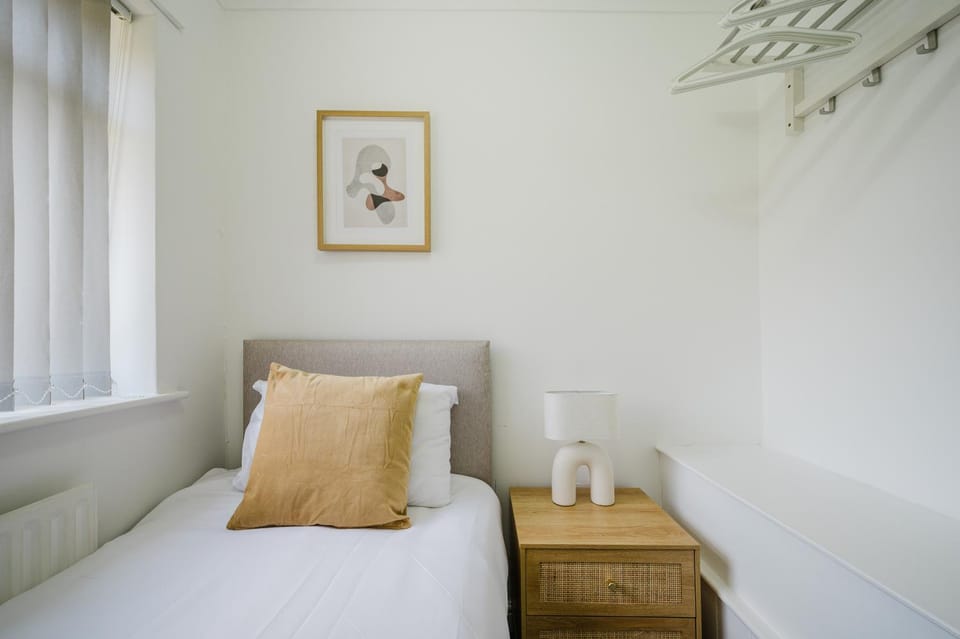 Bed, Bedroom, flat iron