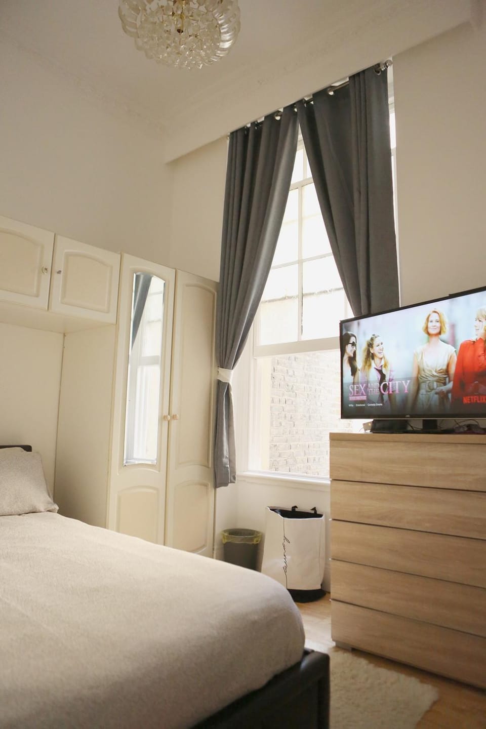Bed, TV and multimedia, Bedroom