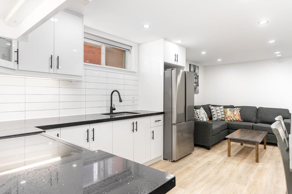 Cozy 2BR Walking distance to Shops Apartment in Richmond Hill