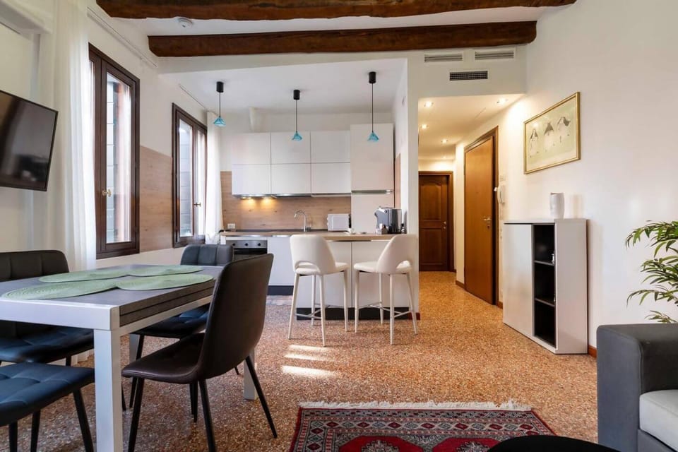 Pozzo d’ oro apartament 2 canal view primo piano Apartment in Venice
