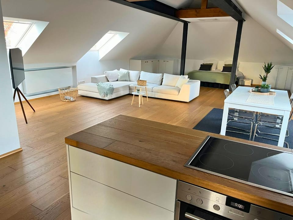 Kitchen or kitchenette, Seating area