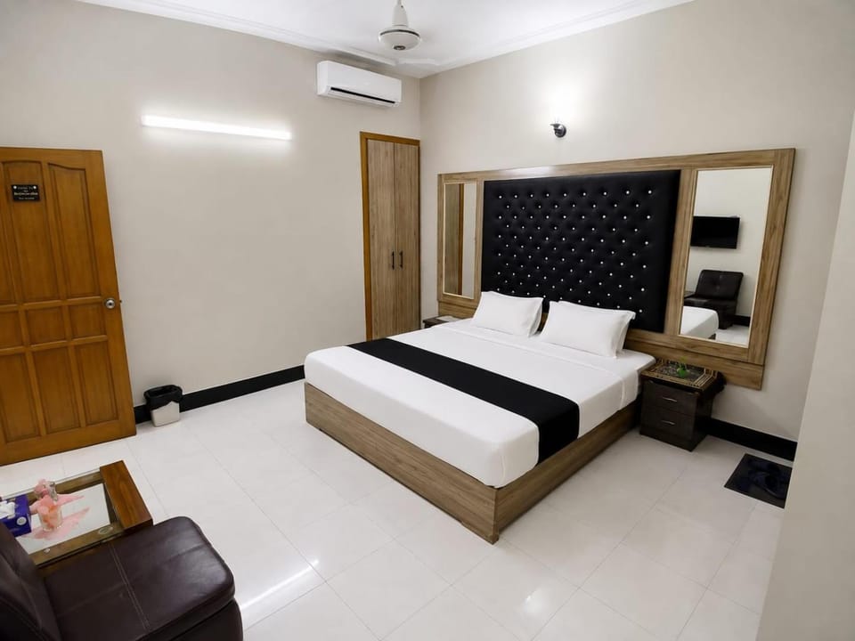 BNB Rose Lodge Family Guest House Bed and Breakfast in Karachi