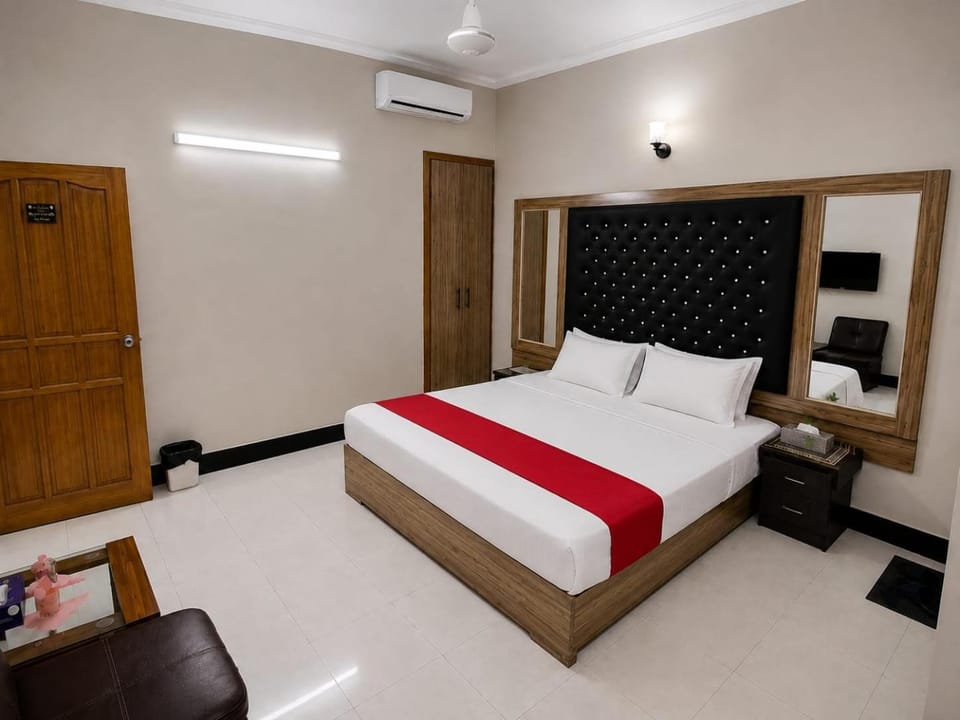 BNB Rose Lodge Family Guest House Bed and Breakfast in Karachi
