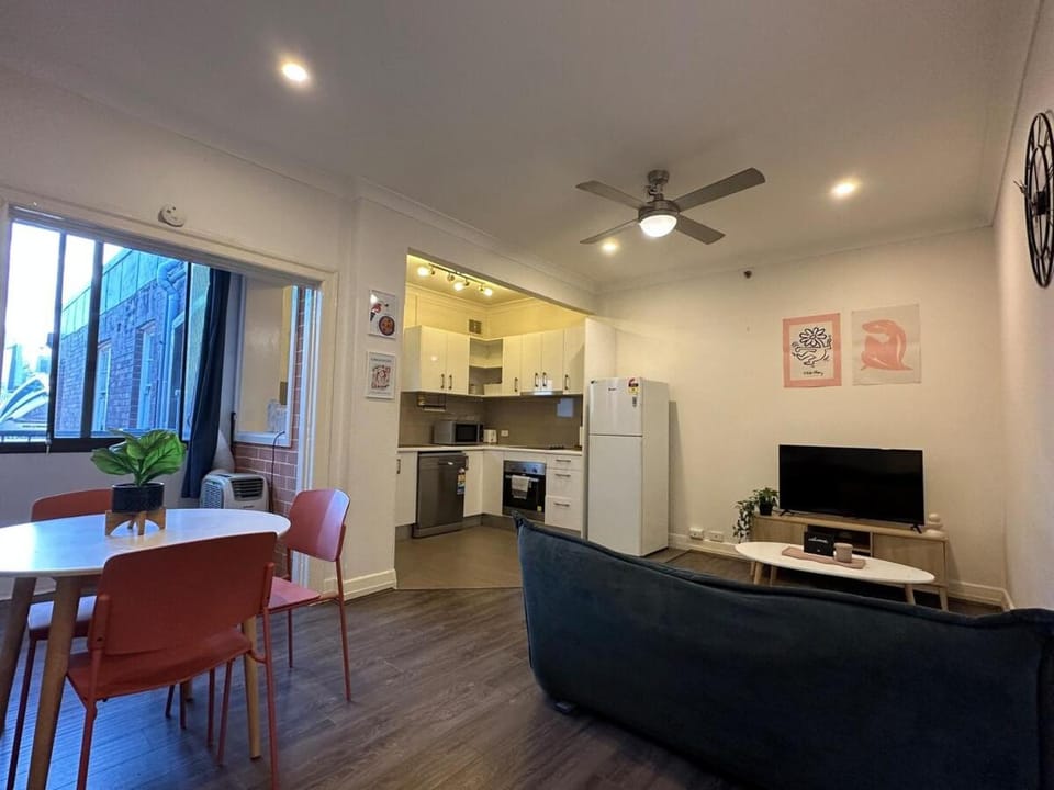 Peaceful unit facing Sydney Opera House Apartment in Sydney