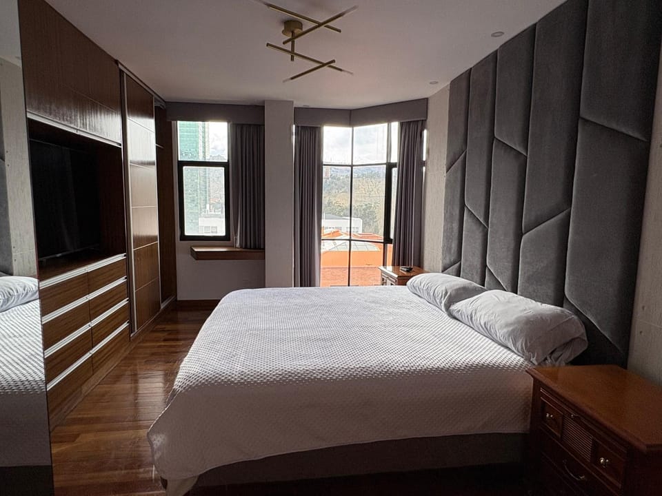 Bed, TV and multimedia, Bedroom