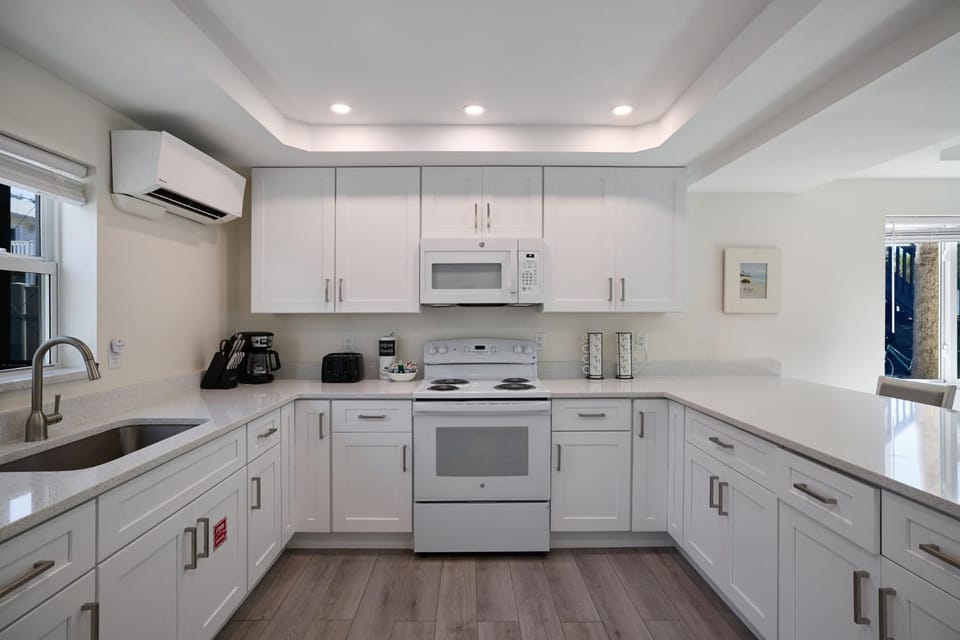 Renovated Ground Floor 2BR Residence with Pool and Spa at Margarita Mansion House in Estero Island