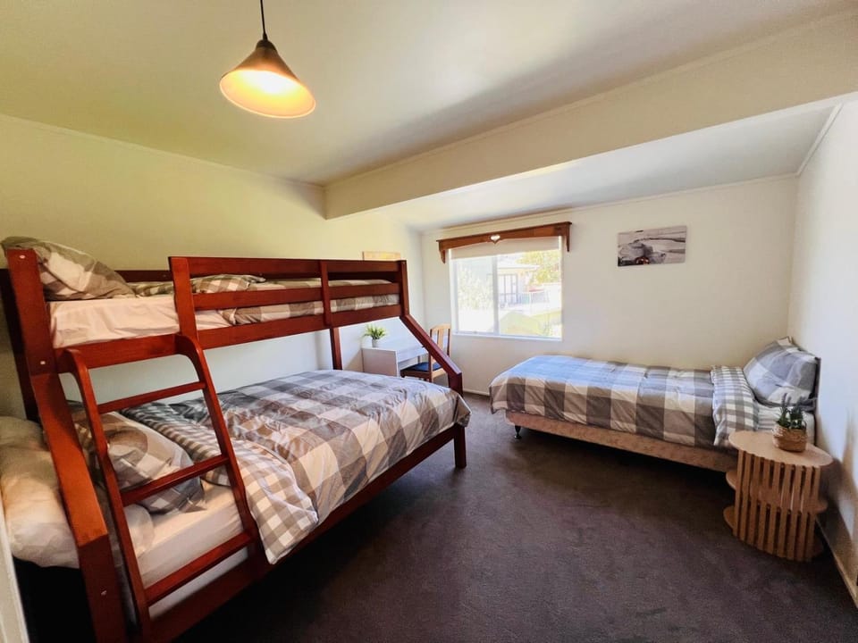 Hosts on the Coast Grange Cottage House in Auckland Region
