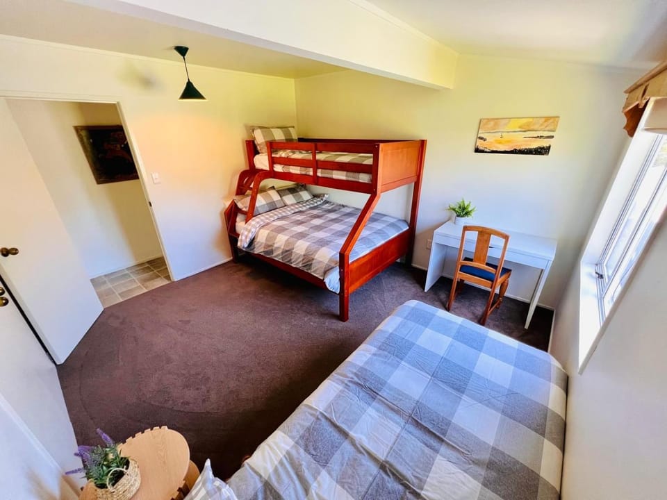 Hosts on the Coast Grange Cottage House in Auckland Region