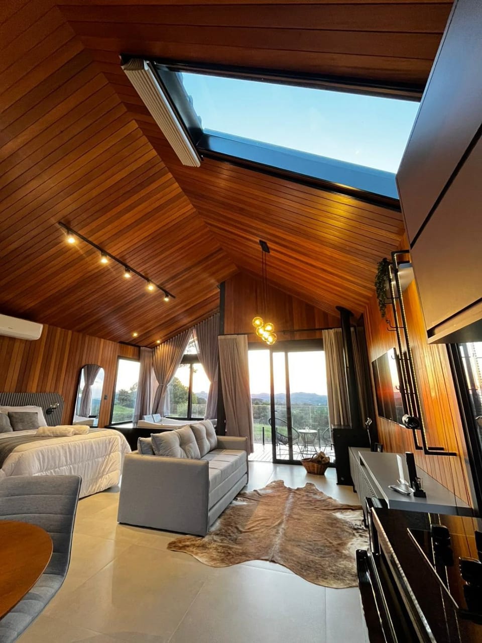 Natural landscape, TV and multimedia, Living room, Seating area