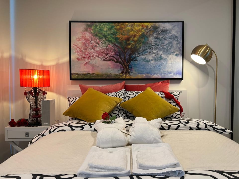 Bed, Photo of the whole room, Decorative detail, Decorative detail, Bedroom, towels