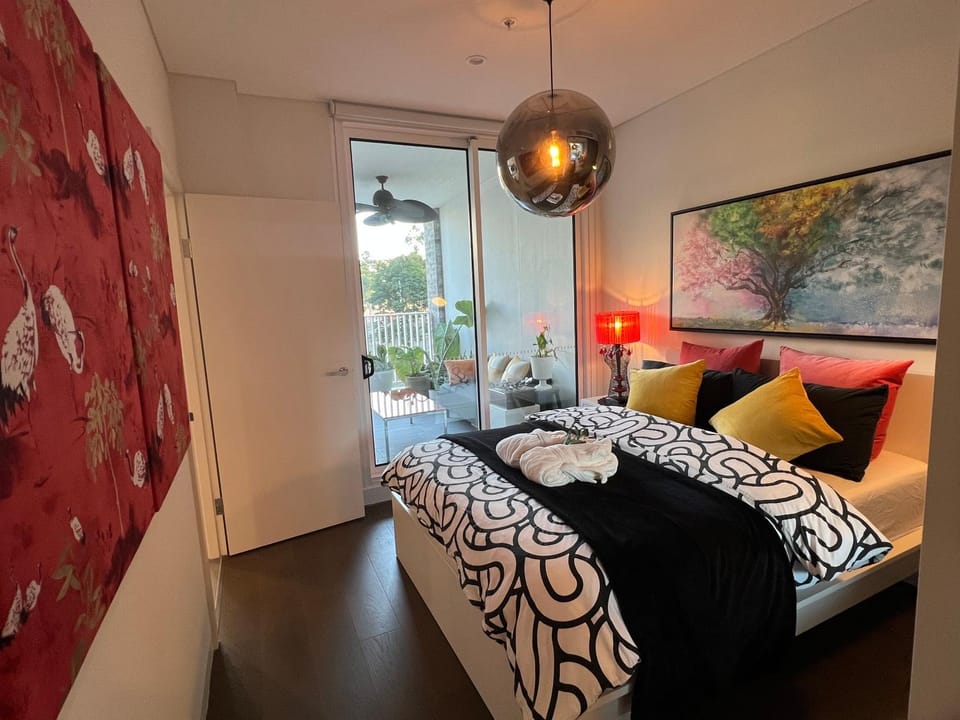 Bed, Photo of the whole room, Decorative detail, Decorative detail, Bedroom