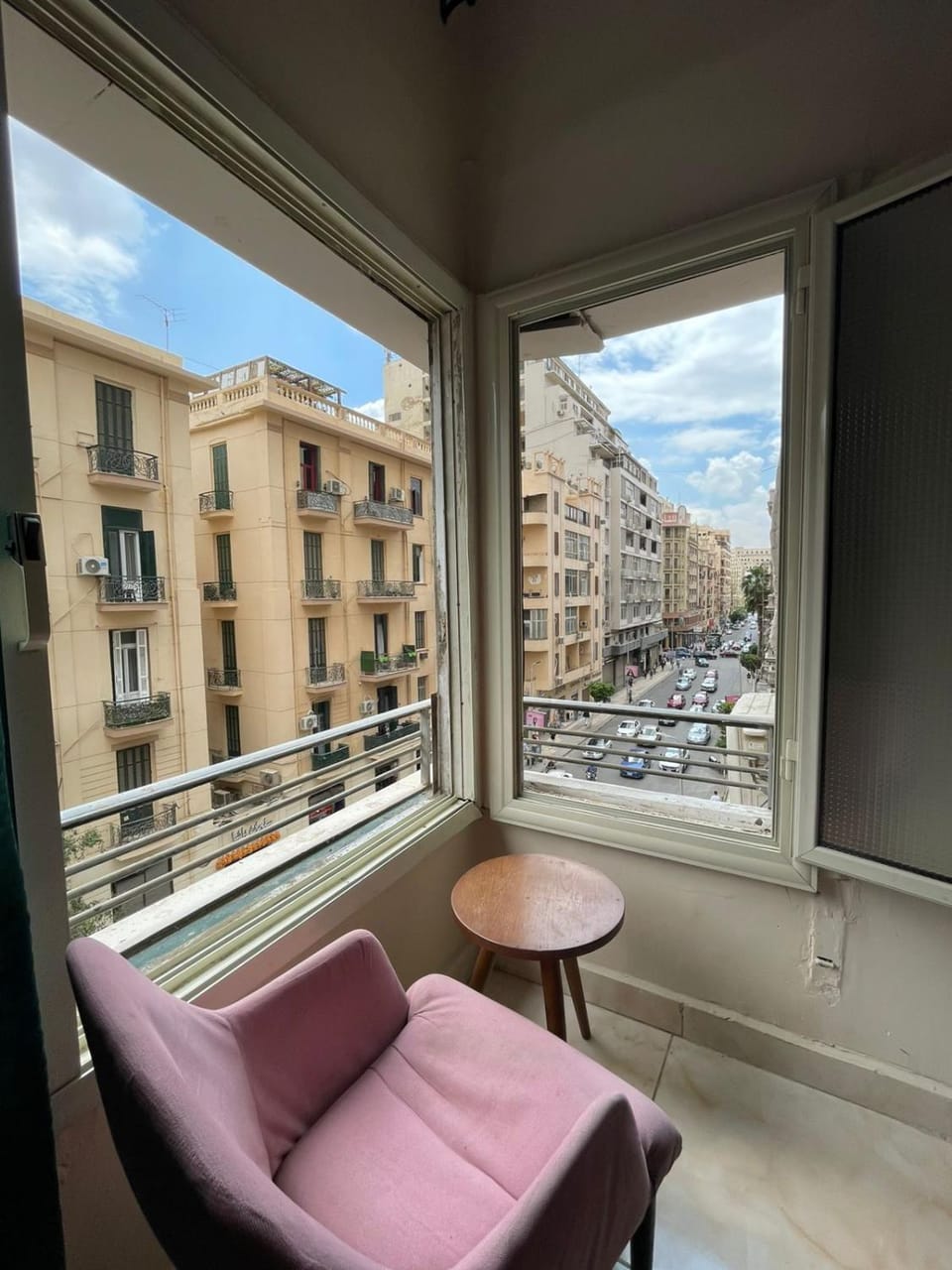 Property building, Day, Natural landscape, View (from property/room), Balcony/Terrace, Living room, Seating area, City view, Mountain view, Location, Parking