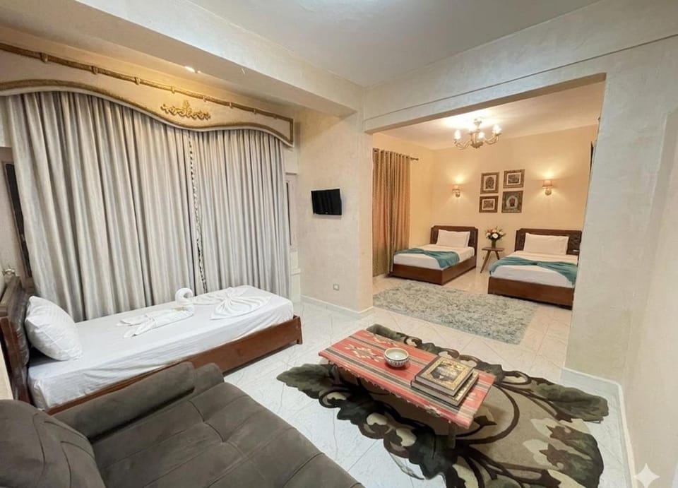 Bed, TV and multimedia, Living room, Photo of the whole room, Seating area, Bedroom, towels