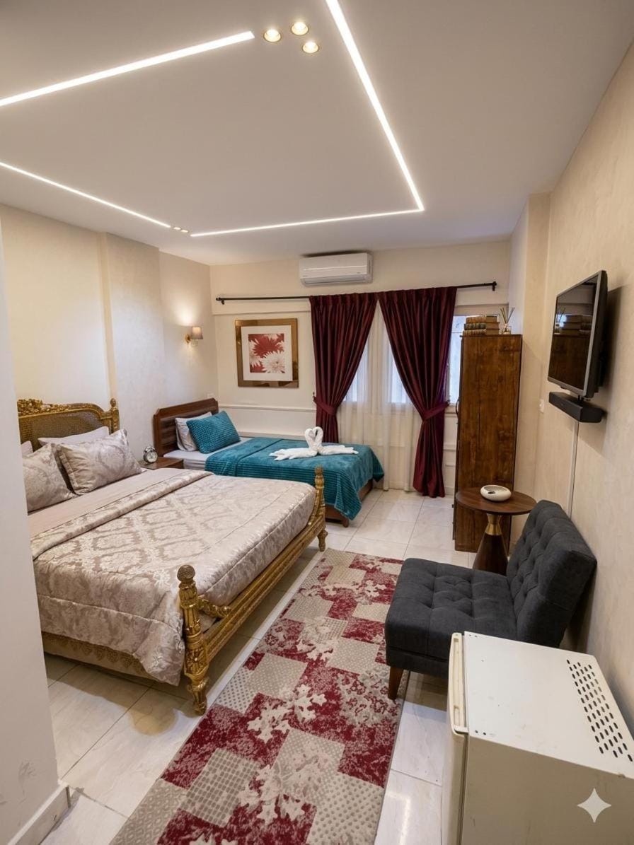 Communal lounge/ TV room, Bed, TV and multimedia, Living room, Photo of the whole room, Seating area, Evening entertainment, Bedroom