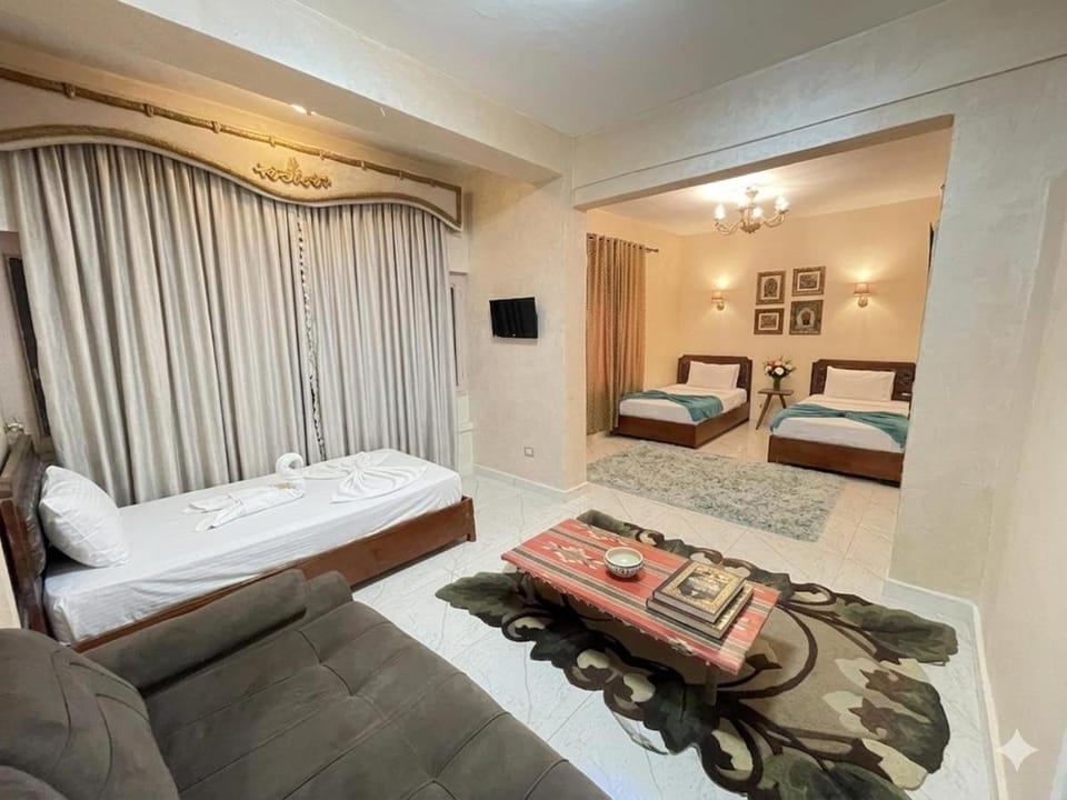 Bed, TV and multimedia, Living room, Photo of the whole room, Seating area, Bedroom