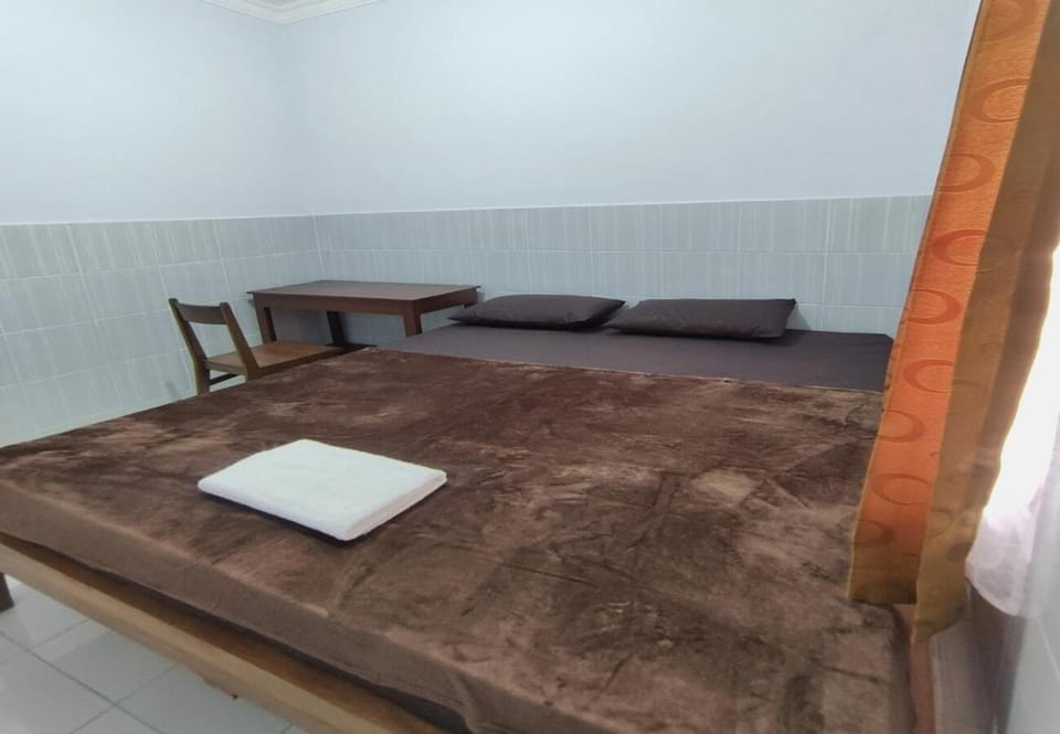 Bed, Photo of the whole room, Seating area, Bedroom