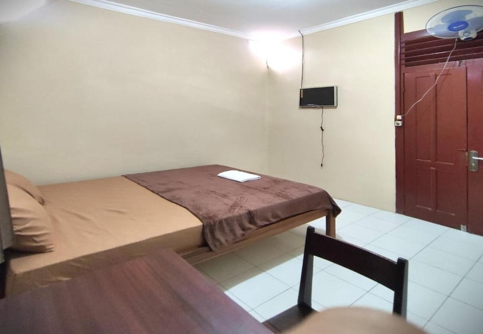 Bed, TV and multimedia, Living room, Photo of the whole room, Seating area, Bedroom