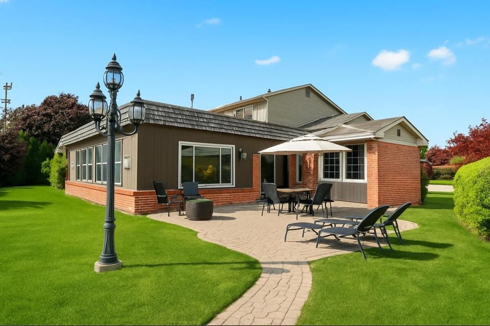 Grandma's Fun 5BR House - Heated Indoor Pool House in Sterling Heights