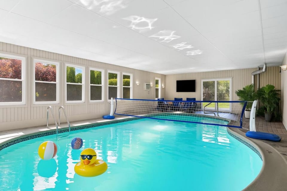 Grandma's Fun 5BR House - Heated Indoor Pool House in Sterling Heights