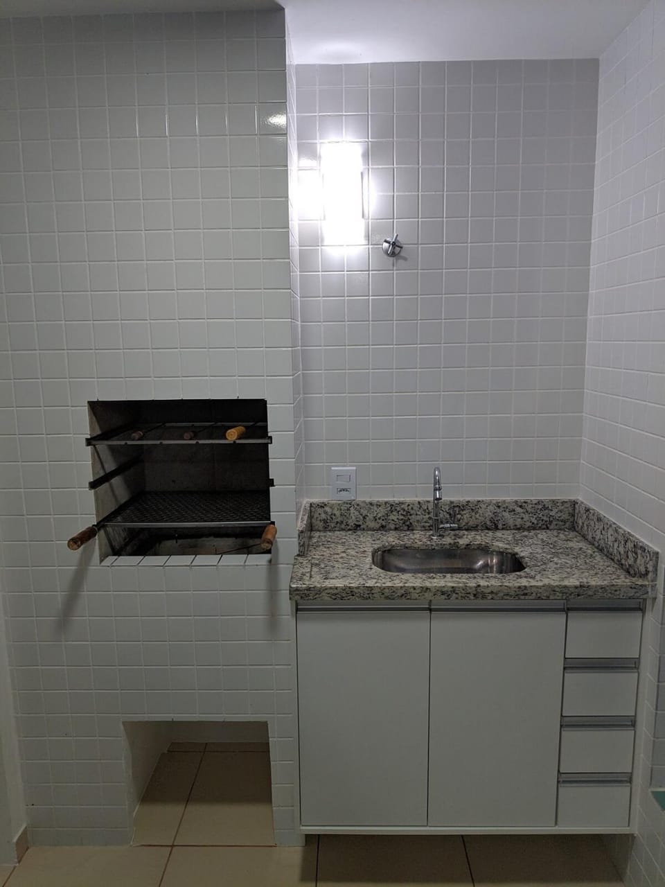 Apto completo com varanda gourmet a 50 mt da praia Apartment in Bertioga