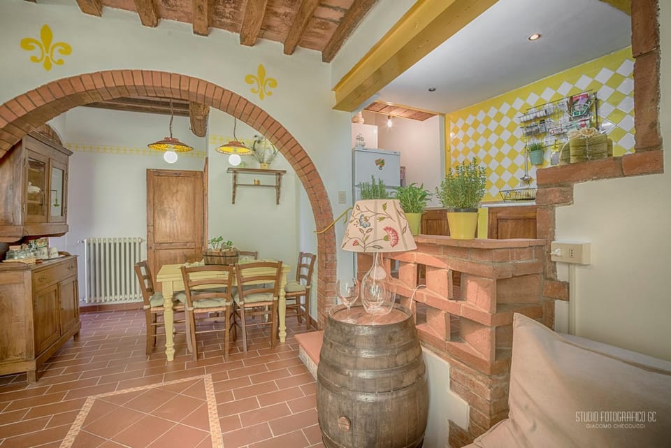 Kitchen or kitchenette, Living room, Photo of the whole room, Decorative detail, Dining area, On site