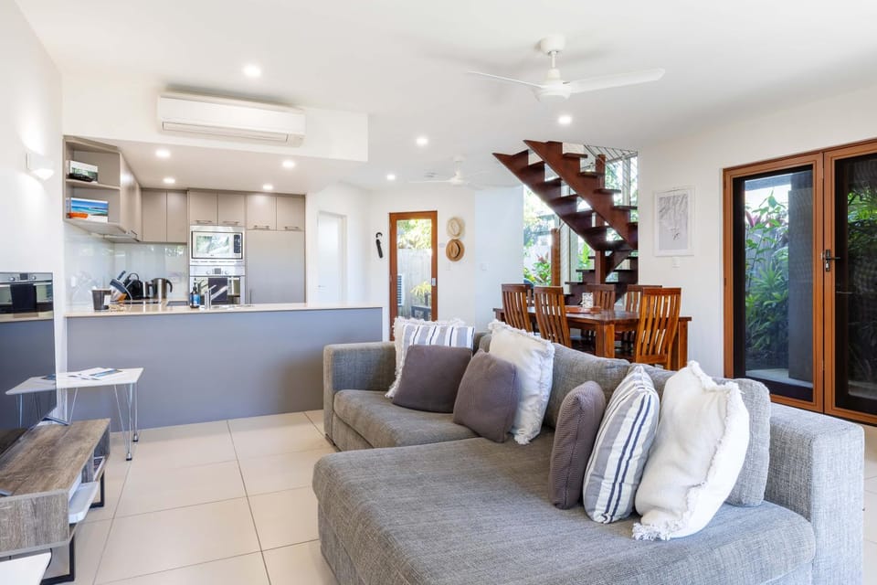 Port Douglas Sea Breeze Villa 2 with private Pool next to the Beach Villa in Port Douglas