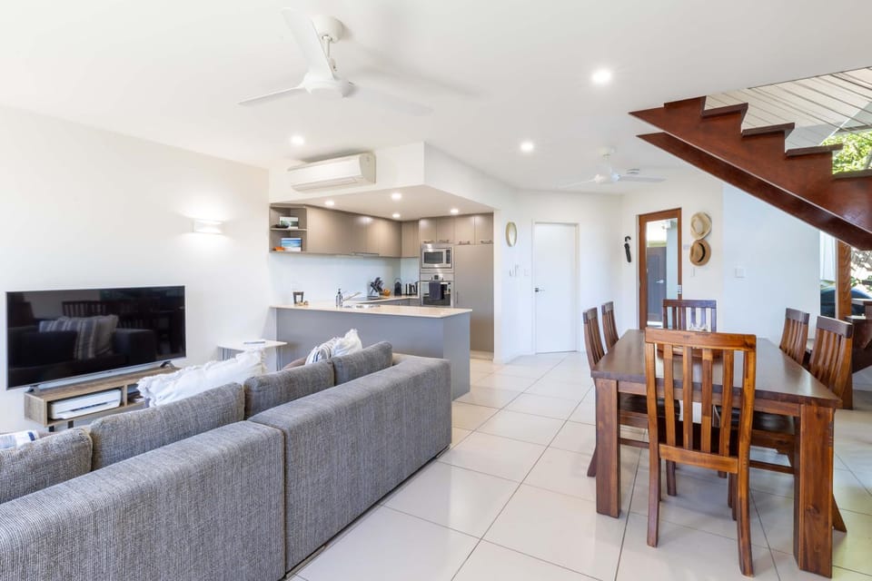 Port Douglas Sea Breeze Villa 2 with private Pool next to the Beach Villa in Port Douglas