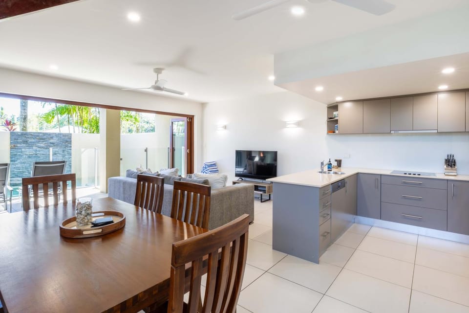 Port Douglas Sea Breeze Villa 2 with private Pool next to the Beach Villa in Port Douglas