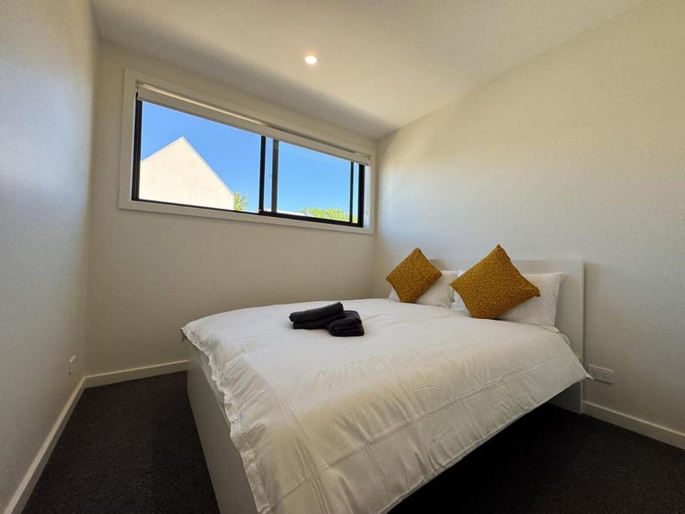 Warm 3beds Home with Yard and parking at Chinatown, CBD House in Canberra