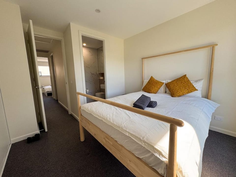 Warm 3beds Home with Yard and parking at Chinatown, CBD House in Canberra