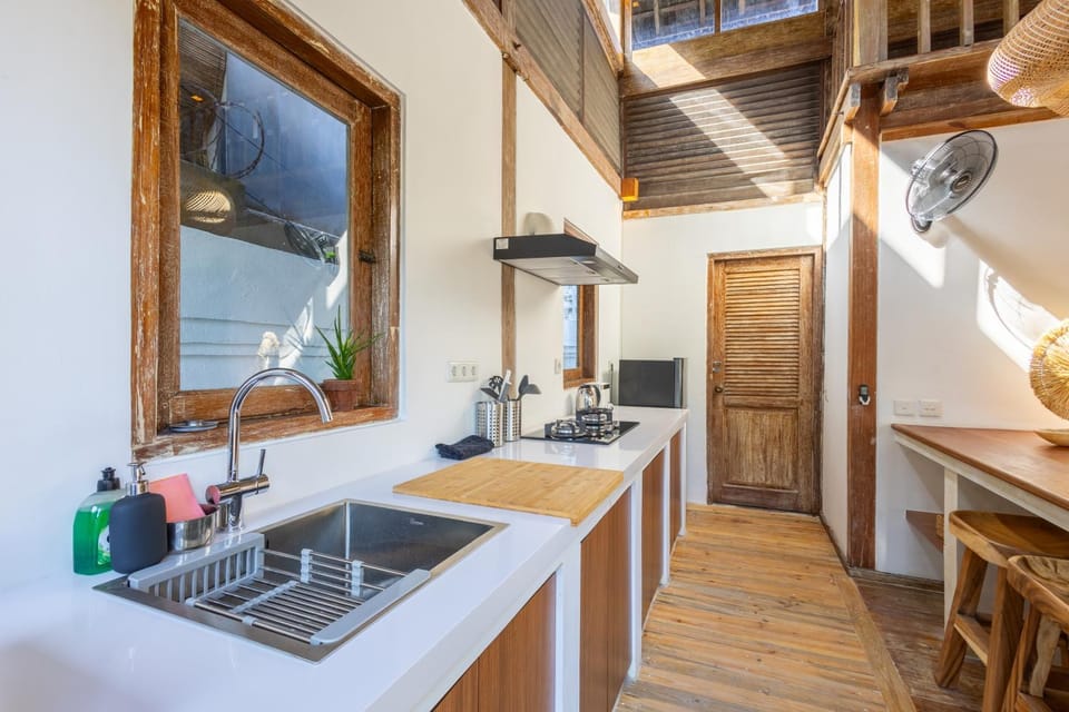 Kitchen or kitchenette, Dining area, oven, pet friendly
