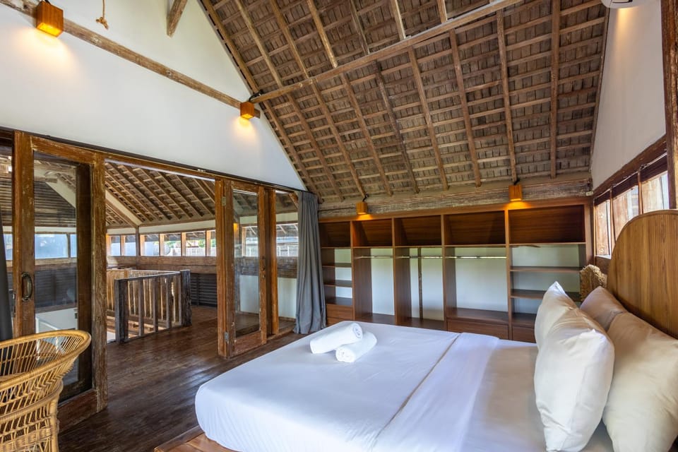 Bed, Photo of the whole room, Bedroom, towels
