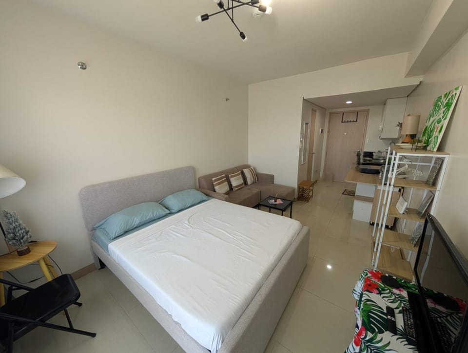 Bed, TV and multimedia, Photo of the whole room, Seating area, Evening entertainment