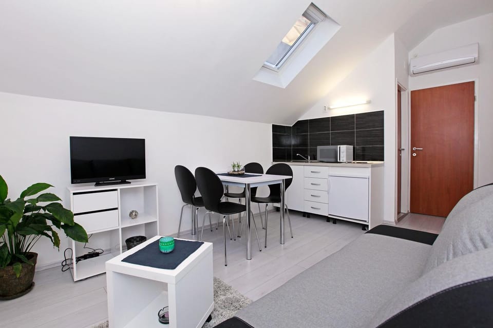 TV and multimedia, Kitchen or kitchenette, Living room, Seating area, Dining area