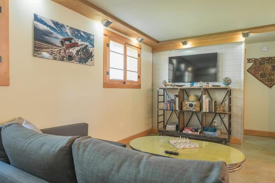 Cozy Spa Sanctuary - Steps to Restaurants and Shopping Apartment in Portland