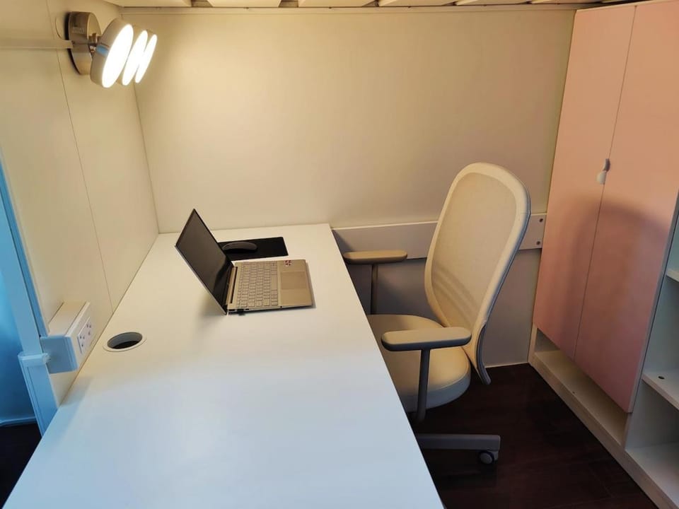 Stunning 2BR Condo in AIR Residences Makati High Floor and WFH with 300Mbps Wifi Apartment in Makati