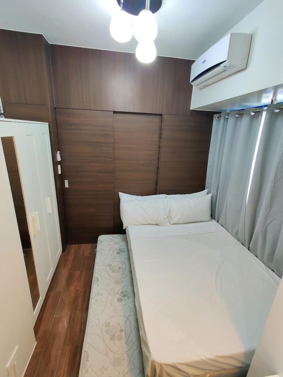 Bedroom, wardrobe, air conditioner