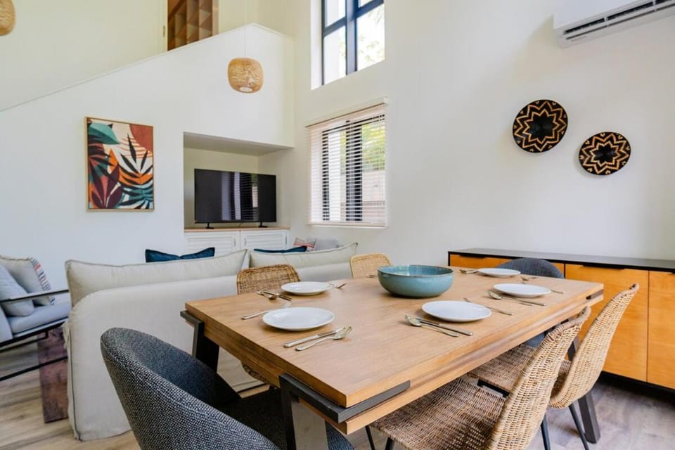 TV and multimedia, Living room, Seating area, Dining area, air conditioner