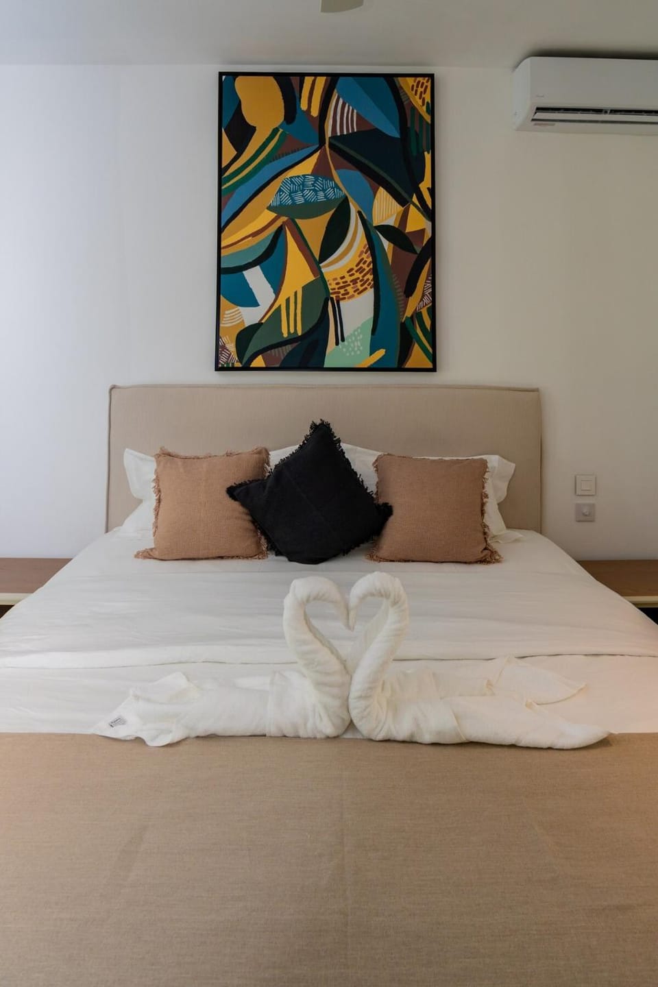 Bed, Photo of the whole room, Bedroom, air conditioner