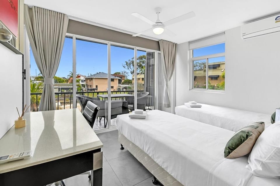 Waterfront 2-Bedroom Unit Walking to GC Convention Apartment in Gold Coast