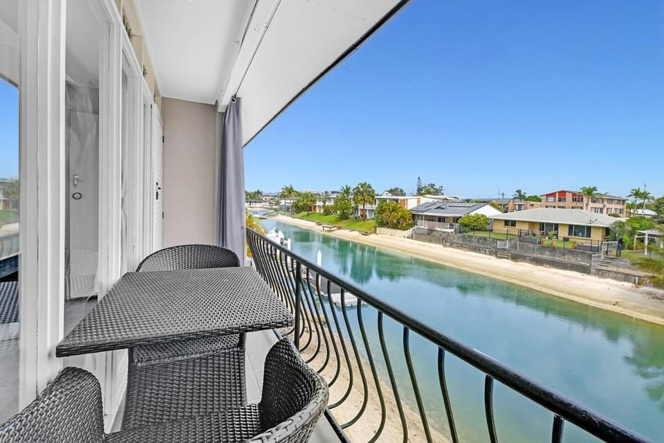 Waterfront 2-Bedroom Unit Walking to GC Convention Apartment in Gold Coast
