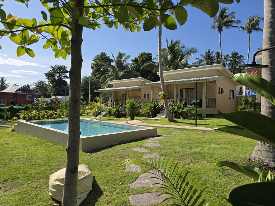 Property building, Garden, Garden view, Pool view, Swimming pool, sunbed