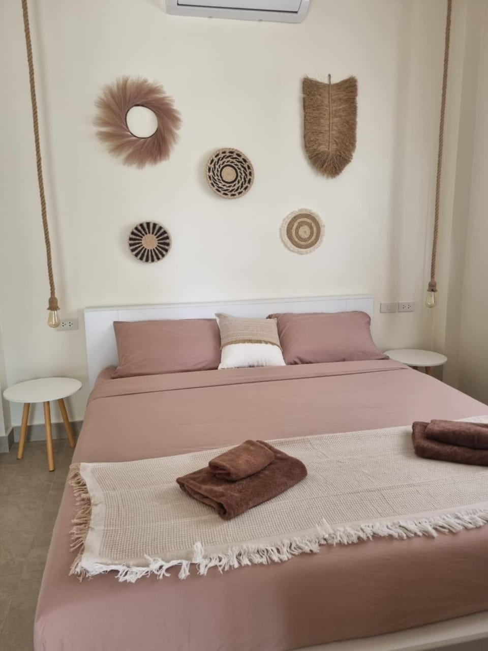 Bed, Photo of the whole room, Bedroom, air conditioner