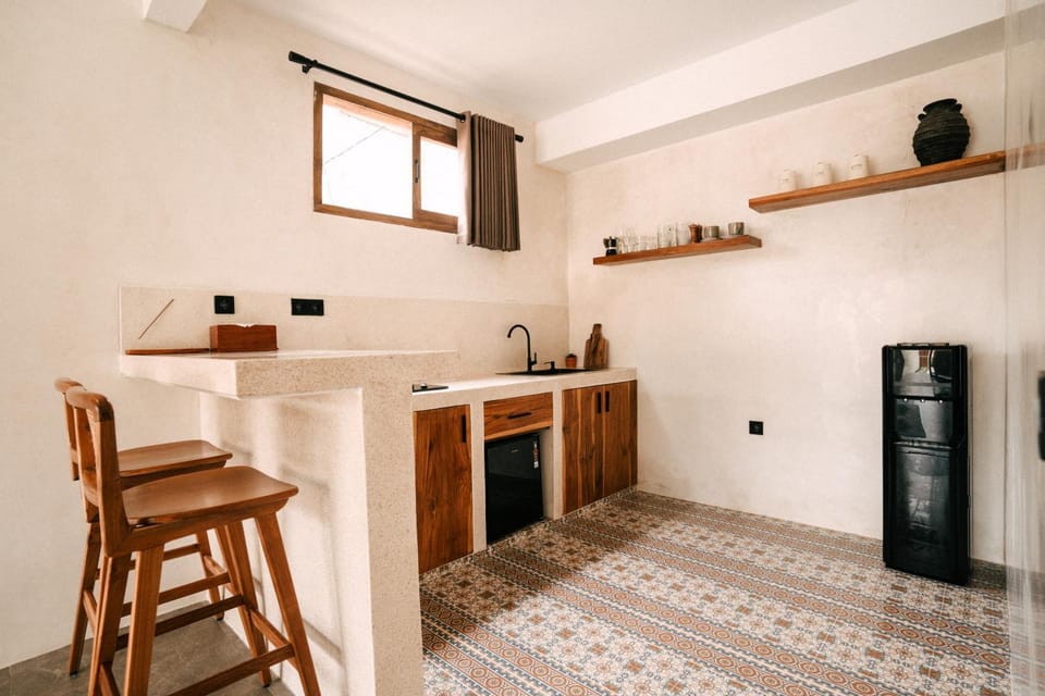 Coffee/tea facilities, Kitchen or kitchenette, Dining area, minibar