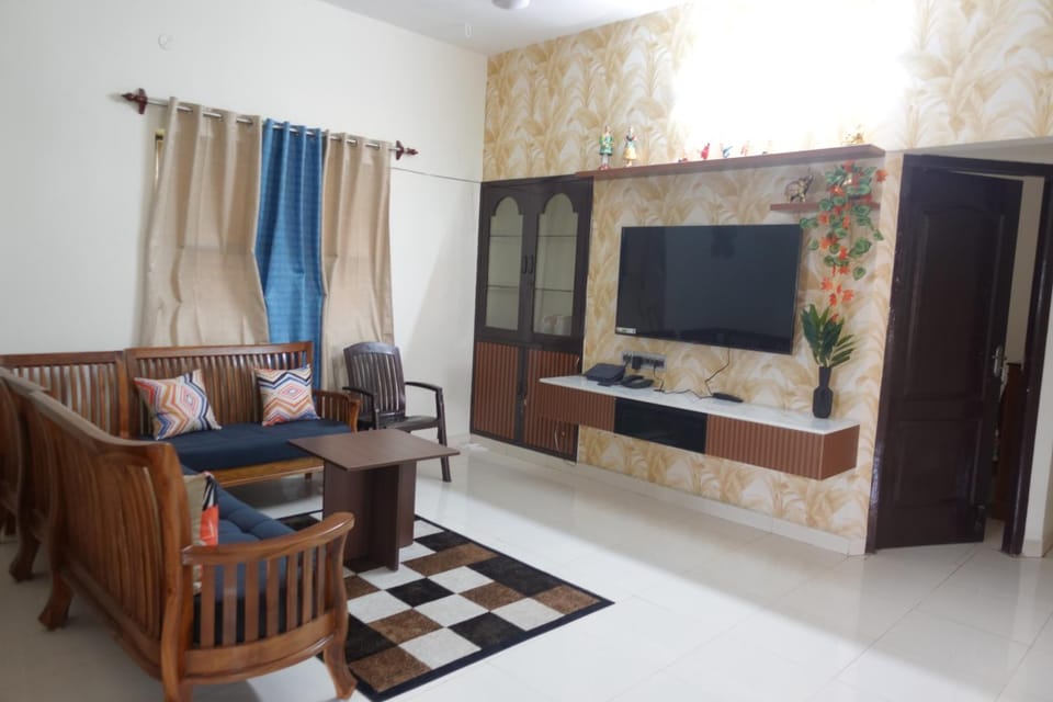 Communal lounge/ TV room, Living room, Dining area, Evening entertainment