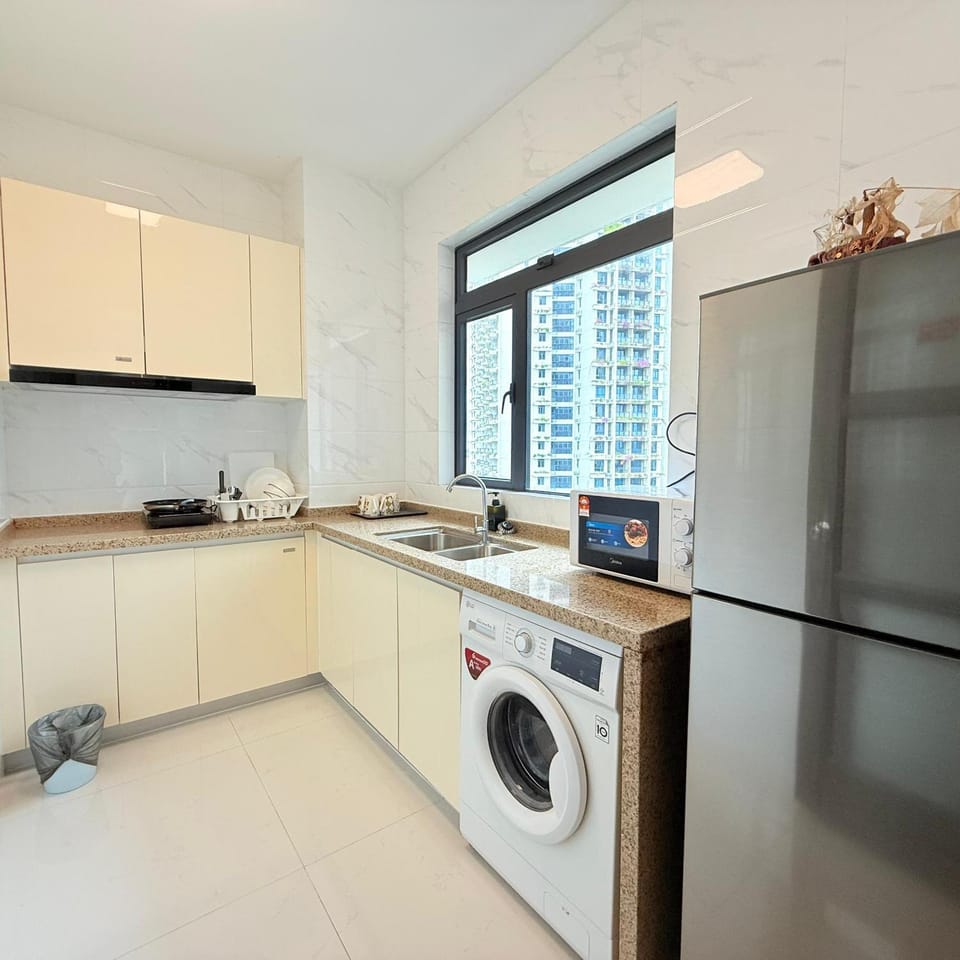 Kitchen or kitchenette, oven, washing machine