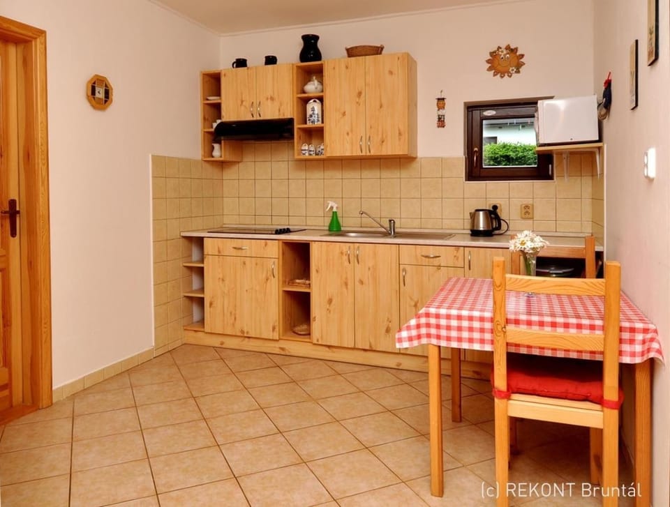 Kitchen or kitchenette, minibar, stove